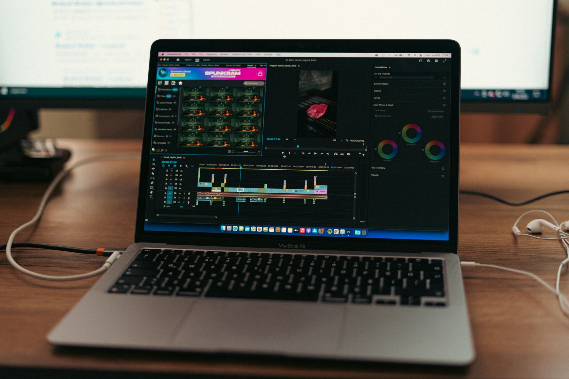Jak montaż wpływa na odbiór filmu? Rytm, emocje i znaczenie cięć